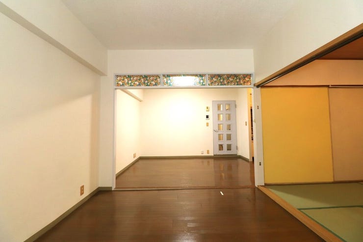 【洋室6帖】
ダイニングキッチン隣接の洋室で、ダイニングキッチンと一体にして広々とご使用も可能です