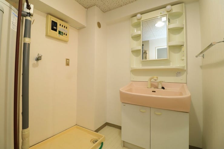 【洗面所】
洗濯パン付きでもしもの時の安心です。