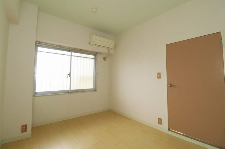 【洋室6帖】
各居室6帖と広々とした空間