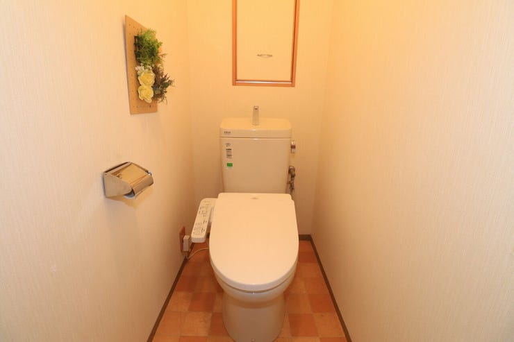 【トイレ】
ウォシュレット機能付きのトイレ。