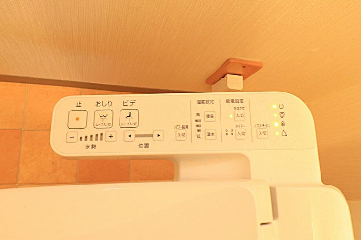 【温水洗浄便座】
寒い冬の日にもヒヤッとせずおしりを温かく包んでくれる暖房便座。今ではなくてはならない設備。