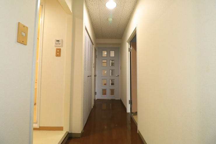 【玄関】
ライトブルーのかわいらしい扉が見える玄関です