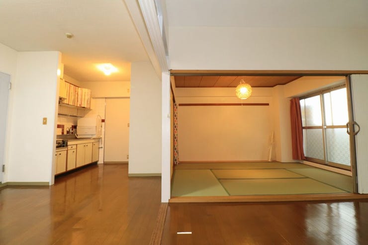 【ダイニングキッチン】
ダイニングキッチン9.75帖、洋室6帖、和室6帖の21.75帖の広々空間