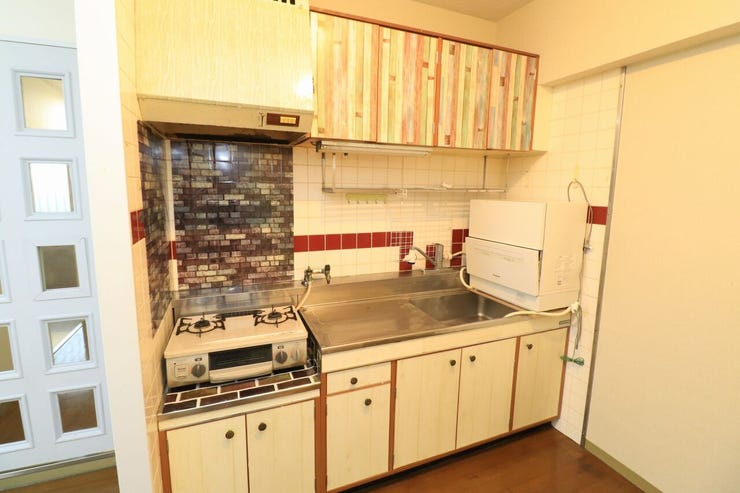 【キッチン】
吊戸棚付きのキッチンです!収納があるのはうれしいですね。