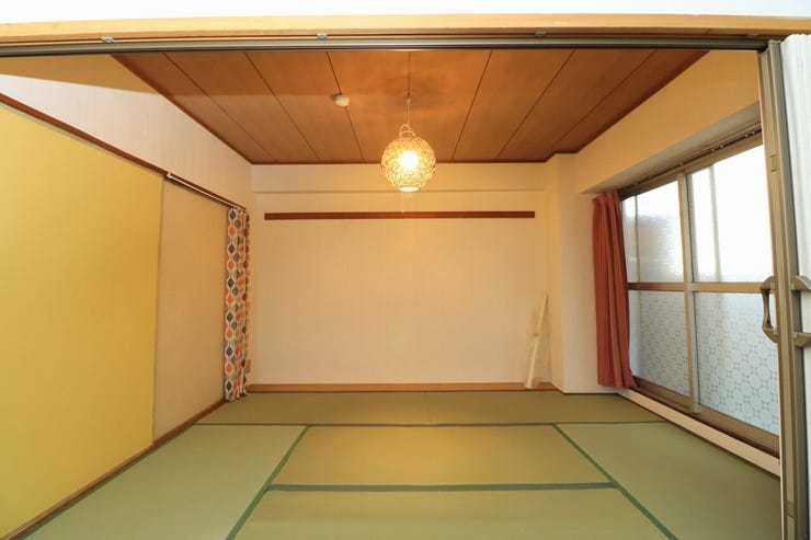 【和室6帖】
落ち着きのある和室。家族とのんびり過ごせる空間