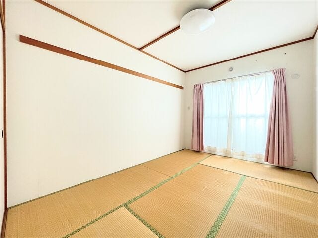 バルコニーへ出入りのすることが出来るお部屋です。
お部屋の中には南向きの窓から暖かな光と風が入り込む素敵な空間になります。