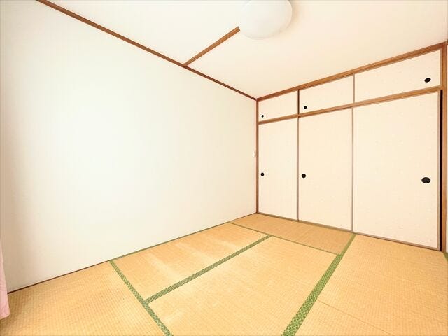 柔らかであたたかな感触の畳は
ほどよく湿気を吸ってくれるので、直接肌に触れても快適です。
お昼寝の場所にも最適です。