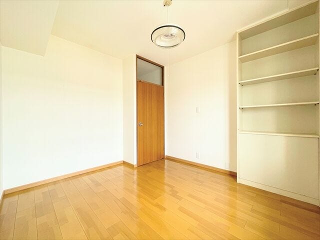 ベット、勉強机、ドレッサー、おしゃれな照明を設置して
居心地の良い空間にできそうです◎