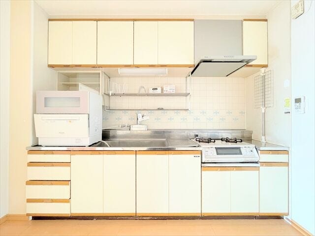 キッチンとリビングダイニングの距離が近いので料理しながら家族との会話も弾みそう♪
ゆとりのワークトップで配膳用のお皿を並べながらの調理もできそうですね。