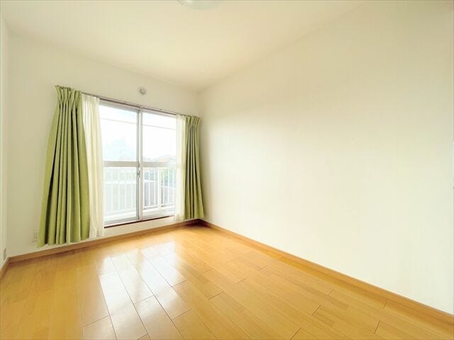 バルコニーに面したお部屋です。
お天気のいい日にはたっぷりと陽を取り込むことができ、
ベッドの上のお布団もふかふかになりそうですね。