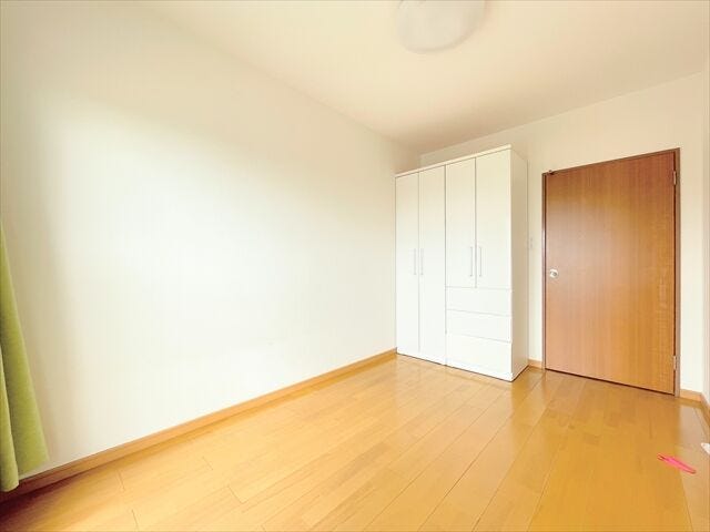 南側バルコニー部分から取り込まれる暖かな採光をお部屋全体に循環し、
陽が落ちるまで気持ちよく過ごすことのできるお部屋です。