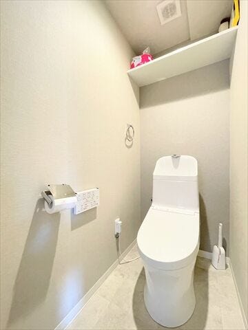 ウォシュレット機能付きトイレです。タオルリングやペーパーホルダーも完備されています。棚にはトイレットペーパーのストックも置いてけそうです。