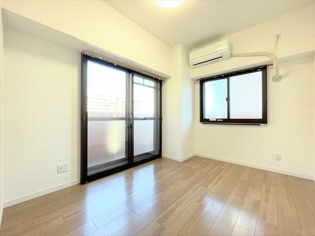 6帖洋室:北側のお部屋ですが2面に窓があるので採光も期待できます。お子様のお部屋としても使えますね。