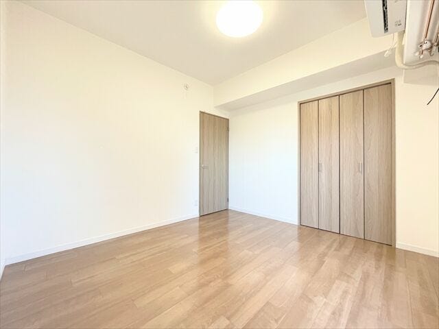 6.3帖洋室:収納も完備。プライベートな時間もリラックスできるゆとりがある広さのお部屋です。