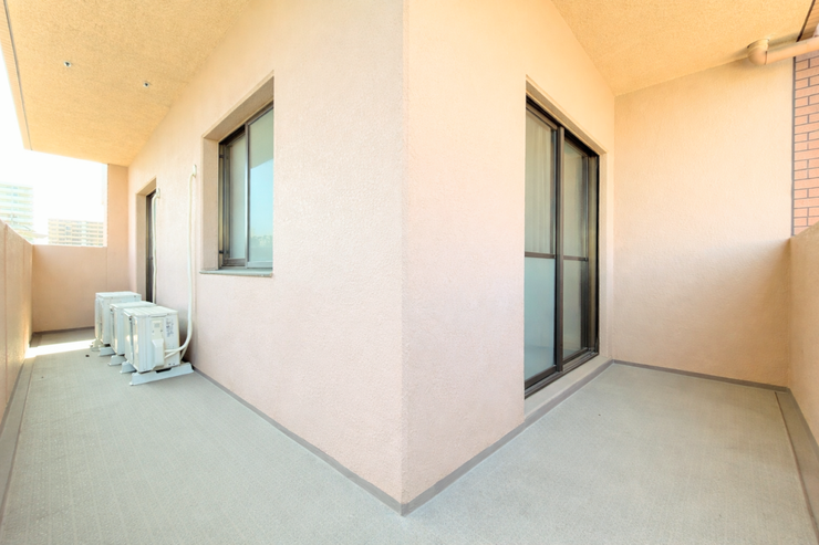 西側バルコニー:2面にバルコニーがあるのも角部屋のメリットです。お洗濯が多い日でもしっかり乾かすことができそうですね。