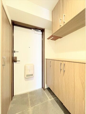 玄関にはシューズボックスを完備。ご家族の靴も綺麗に片づけられます。