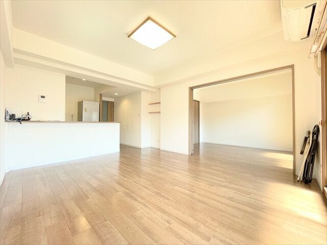 LDKに隣接した洋室へ繋がる扉を開放すればより開放感のある空間になります。