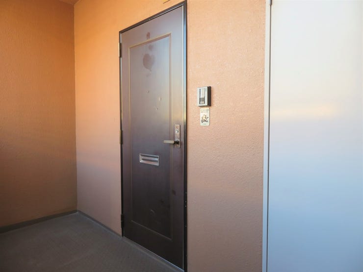 玄関扉です。モニター付インターホンですので来客時も安心ですね。