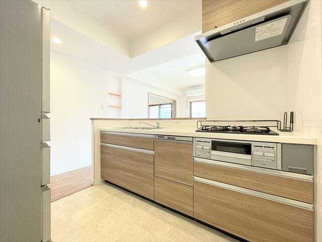 ワイドなシンクで大きな鍋やフライパンも洗いやすく家事の負担の軽減にもつながりますね。