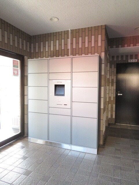 宅配ロッカーが付いてますので留守でも荷物を受け取ることが出来ます。