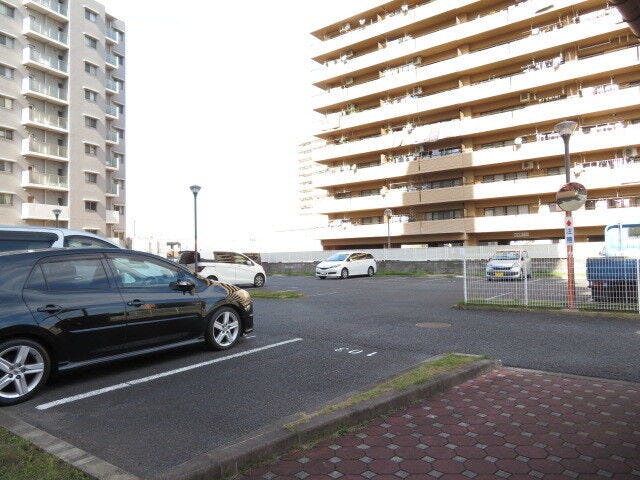 敷地内には駐車場がございます。空き状況はお気軽にお問い合わせください。