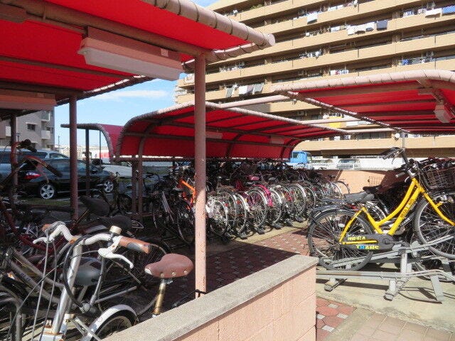 駐輪場には屋根が付いていますので雨からも守ってくれますね。