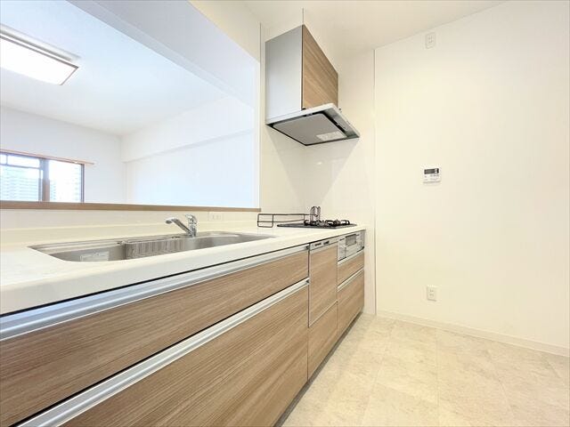 カウンターキッチンですので小さなお子様がいらっしゃるご家庭でも安心の間取り。ご家族とのコミュニケーションも大切にしながらお料理できますね。