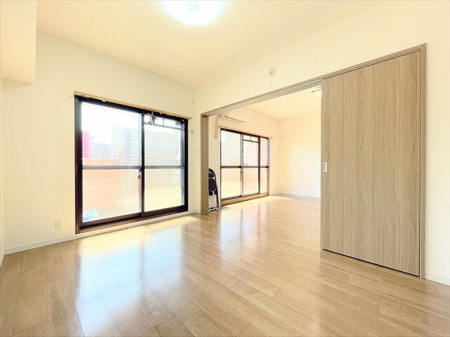 7.1帖洋室:南向きのお部屋で採光もばっちり。ゆとりある広さのお部屋ですのでご家族の主寝室としても使えそうです。