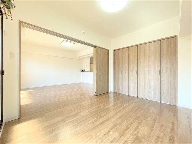 7.1帖洋室:収納もしっかり確保。枕棚があらかじめ設置されているので使い勝手も良さそうですね。