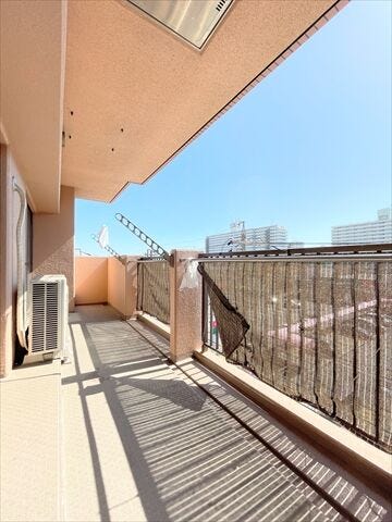 南側バルコニーで日当たり良好。ワイドなバルコニーですのでお布団もしっかり日に当てることができますね