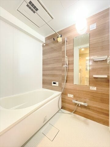 木目で落ち着いた雰囲気の浴室です。1日の疲れも癒してくれそうです。