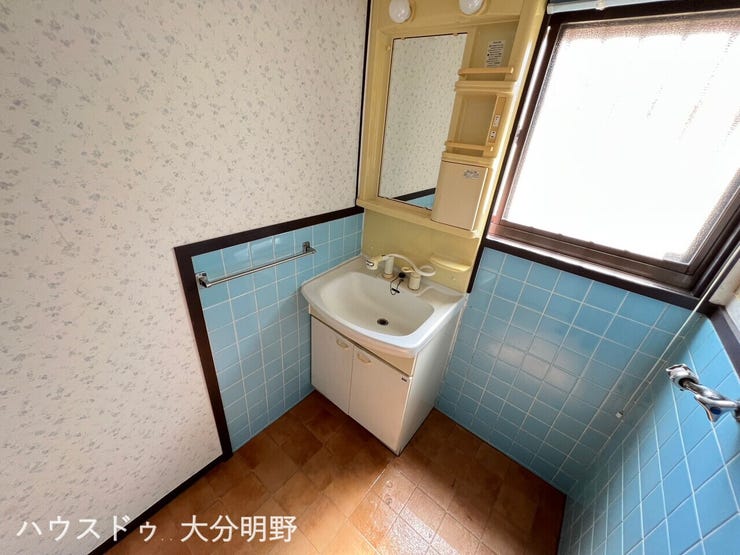 小物を置くスペース、収納のある洗面化粧台で使い勝手が良いです♪