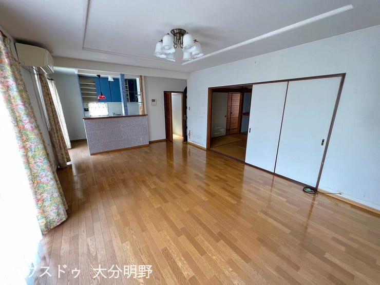 家具の配置がしやすい縦長のリビングです。
家族で同じ時間を共有できる温かい空間となっております☆