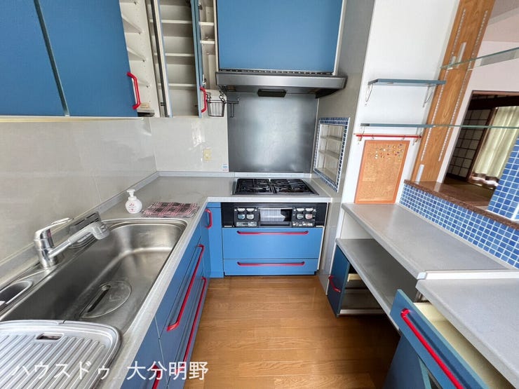 L型キッチンは動線がよく、吊り戸があるので収納スペースが多く使い勝手もよさそうですね♪