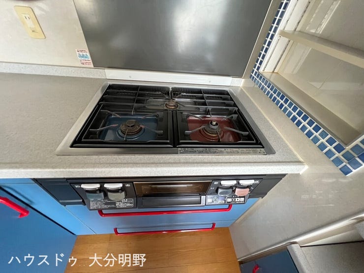 家事を効率よく進められる3口コンロです。グリルもあり料理の幅が広がります。