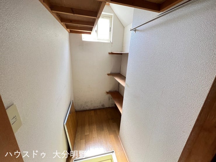 キッチン横の納戸は、備蓄用の食材を豊富に収納でき、まとめ買い商品も十分に保管できます。