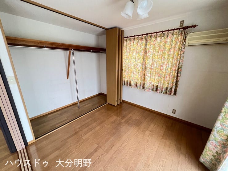 大きな収納スペースが付いているのですっきりと空間を使えます。窓が沢山あるので採光・風通しも良好。