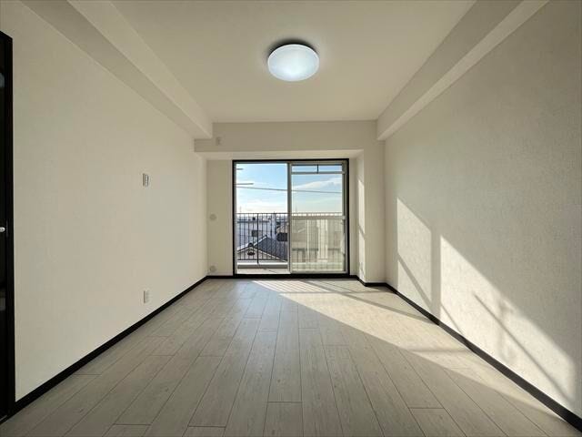 陽光がたっぷり差し込む、明るく心地よい南向きの洋室です。観葉植物やインテリアも映える、明るさが魅力です。
(2025年12月16日撮影)