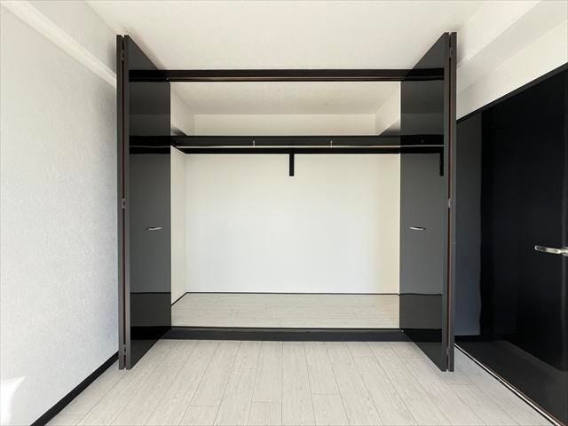 大容量のハンガーパイプ付きクローゼットをご用意。たくさんのお洋服を掛けて収納できますね◎濃色で光沢のある建具でお部屋がスッキリとした印象に♪
(2025年12月16日撮影)
