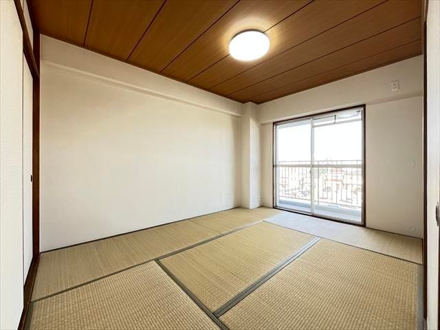 6畳和室:北側バルコニー付きの和室です。客間としても、普段使いの部屋としてもお使いいただける便利な空間。
(2025年12月16日撮影)