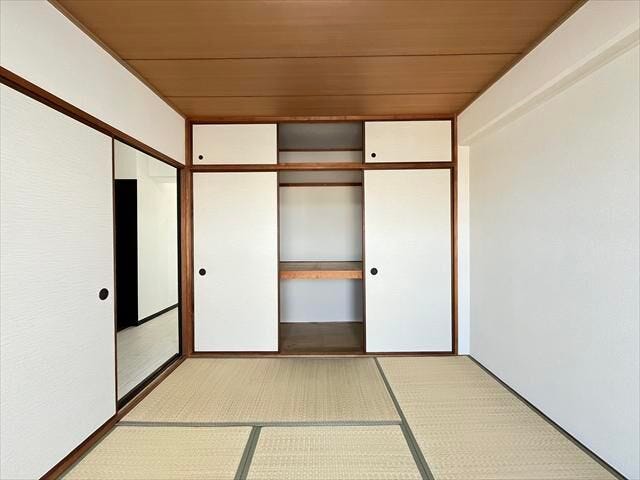 6畳和室:布団や季節物の収納に便利な押入付きで、お部屋をいつでもすっきり保てます。天袋には普段使わない物の保管に◎
(2025年12月16日撮影)