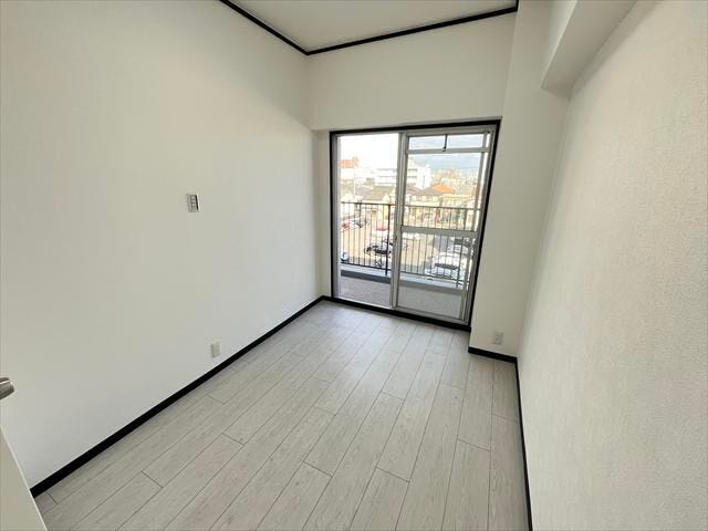 4.1帖洋室:玄関横にあたる洋室です。こちらのお部屋からも北側バルコニーに繋がります。コンパクトなお部屋は、書斎や趣味部屋など多用途に活躍します。
(2025年12月16日撮影)