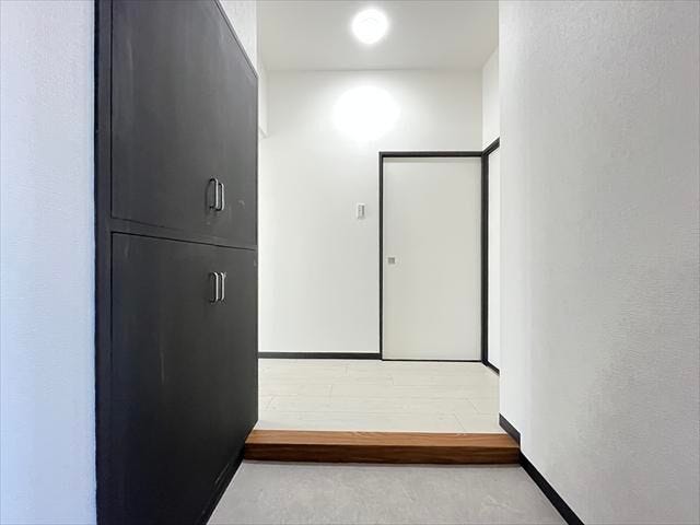 スッキリとした玄関スペース。玄関を入ると、このように中が見えない造りとなっています。生活感を見られたくない方には嬉しい間取りです。急な来客にも対応しやすいですね。
(2025年12月16日撮影)