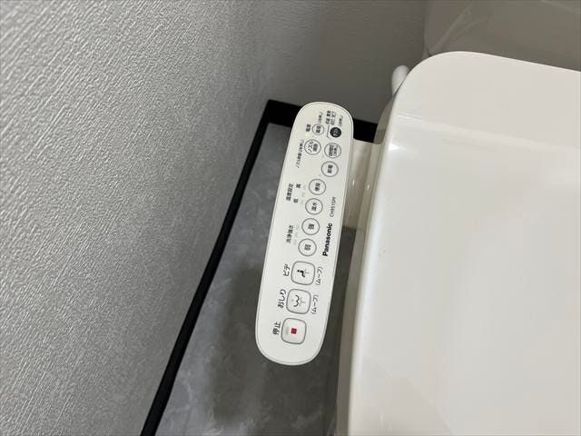 ◆温水洗浄便座パネル◆ウォシュレット機能付ですので寒い時期も便座を温かくでき安心して座ることができますね。