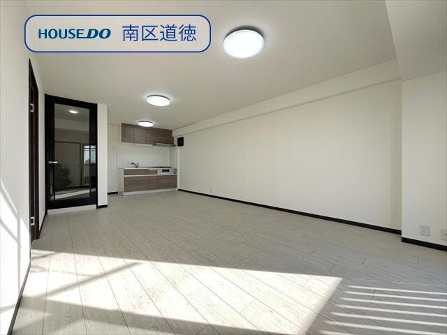 窓から日差しがたっぷり入るリビング!家族みんなでゴロゴロしたくなる、居心地バツグンのお部屋です。