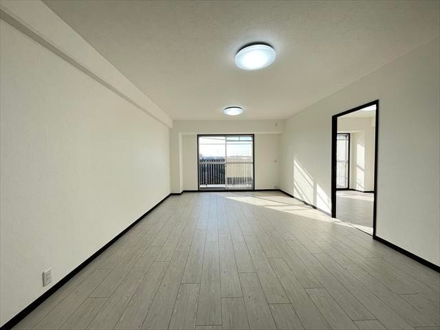 部屋は落ち着きのあるシンプルな空間に。