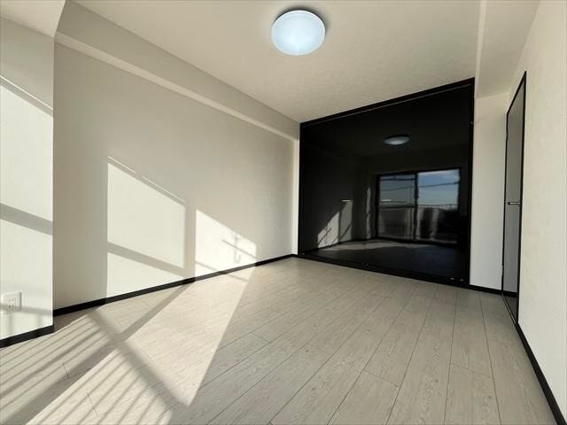 6帖洋室:バルコニーへ繋がる洋室です。洗濯物をとり込んで、そのままお洋服をクローゼットへ掛けることができますね♪