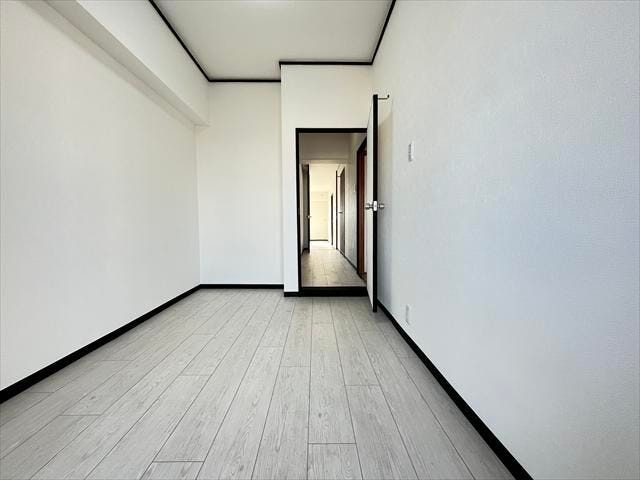 4.1帖洋室:お部屋には収納を設けていませんが、シェルフやラックなどを使って収納スペースを作ることもできます。