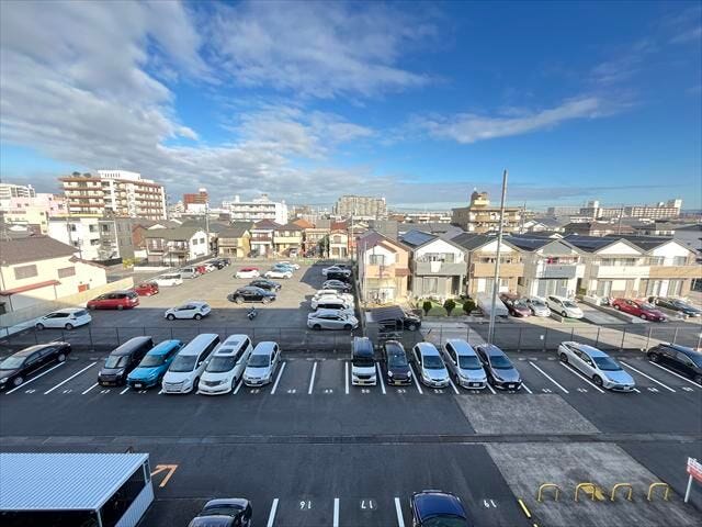 北側バルコニーからの眺望です。駐車場が見渡せます。マンション近くにはコインパーキングがありますので、来客の際は、近くに車を止めることができるので便利です◎