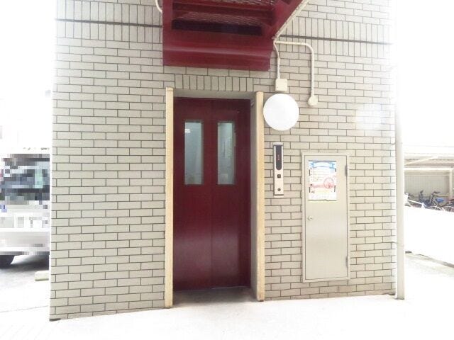 マンション中央に、エレベーターが設置されています。